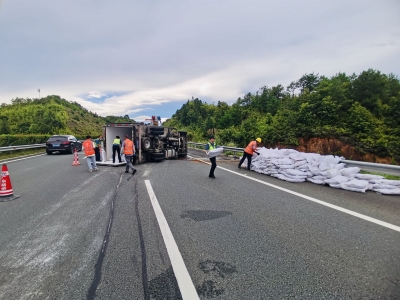 因操作不慎，货车高速路上侧翻，5吨冷冻牛肉散落一地…