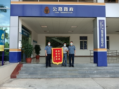 高速上行驶中“掉货”，粗心司机竟没发觉！路政人员辗转联系寻失主...