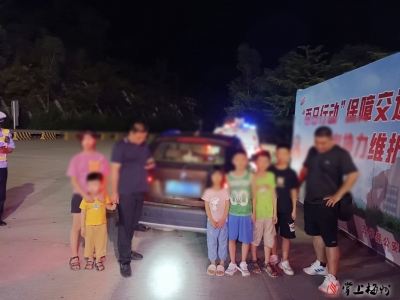 小车后排挤了6名儿童，司机就这么带着他们上了高速