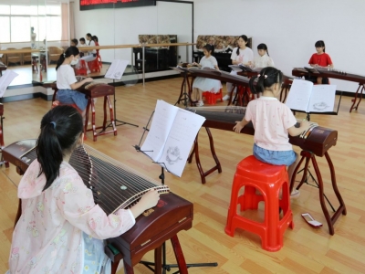 梅县区文化馆举行暑期少儿公益艺术培训班，让多彩公益课堂点亮暑假生活！