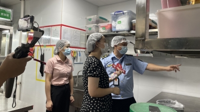 全程直播！“十点查餐厅”突击检查梅城这家海底捞、赖胖子