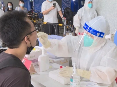 泡白的双手、湿透的衣服…致敬高温下的“大白”！