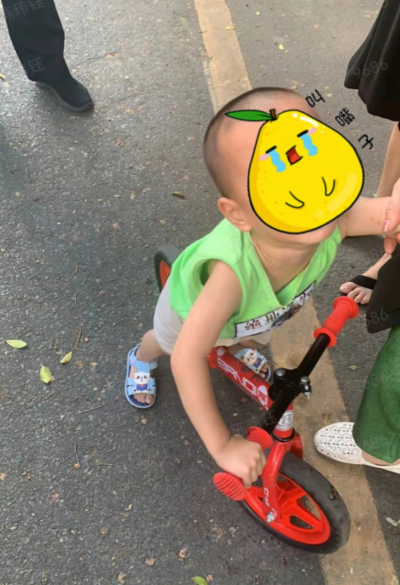 3岁娃骑玩具车独自出走小区“失联”！爷爷奶奶急疯！最终…