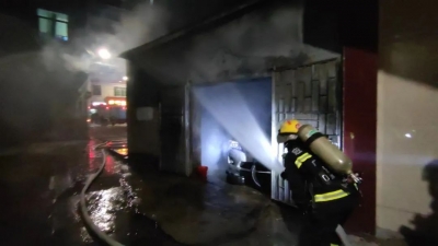 车库内老人代步电动三轮车着火，旁边车辆“无辜躺枪”！