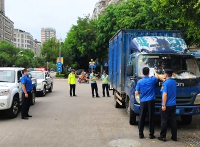 大货车在城区“霸道”违停？大埔警方联合城综部门出手整治！