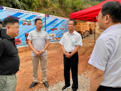 戚优华到梅县区调研挂钩联系重点项目建设情况