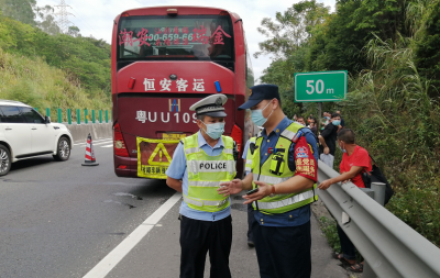 大巴车故障，33名乘客被困高速！还好他们来了...