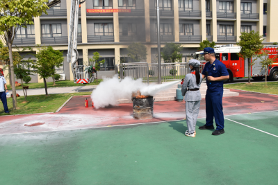 登消防车、学灭火、火险逃生……梅县区消防大队走进叶剑英红军小学