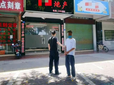 看见车窗未关贪心起，男子入车摸出一条金手链和2000多元...