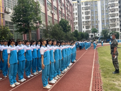 高中新生，迈好青春正步！