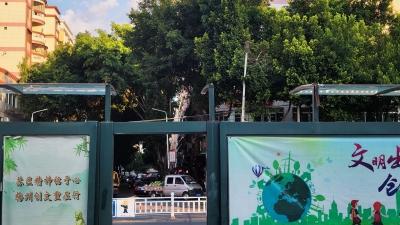 新县城一公交车站亭穿顶了，相关部门表示会尽快处理