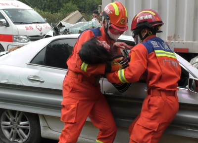 4人被困！梅大高速西阳服务区附近，一轿车追尾货车！
