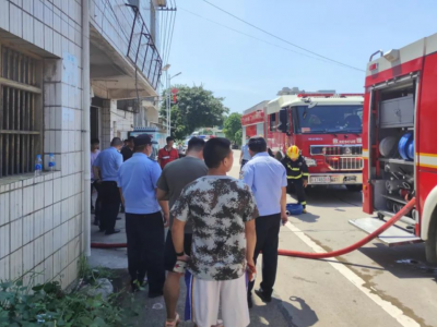 梅县一居民起火，二楼还有人被困！ 急！