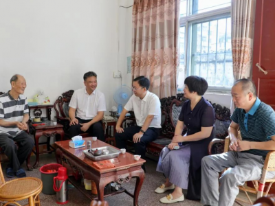 黄增国、凌晓文慰问老干部和百岁老人