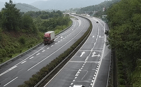 教训惨痛！高速路上轿车转弯不减速发生事故，致三死一伤！