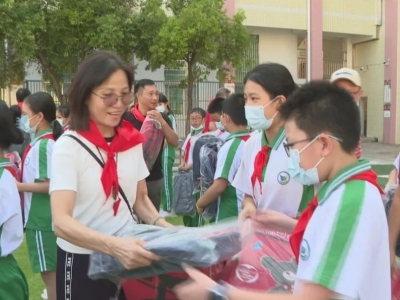  广州市总商会为梅县丙村两小学品优生捐赠学习文体用品