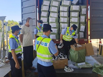 大埔西河省际公安检查站查获2.7万双高仿鞋