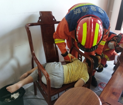 家长一个不留神，孩子将头卡进椅子扶手动弹不得…好险！