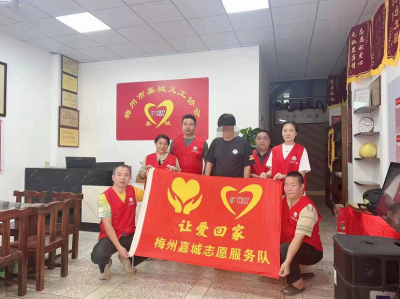 小伙钱包被偷，瞒着家人睡公园！热心志愿者送他回到家…