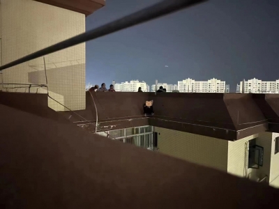 深夜，醉酒女子坐在70多米高的天台外沿，情绪激动…紧要关头，他们出手了！