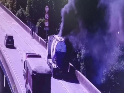 事发汕梅高速！一水泥罐车着火，现场浓烟滚滚...