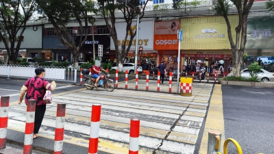 行人随意闯红灯、机动车逆行，梅城部分路段交通乱象频发