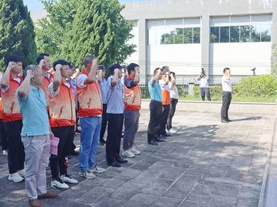 梅江区西阳镇开展纪念抗日战争胜利77周年祭扫活动