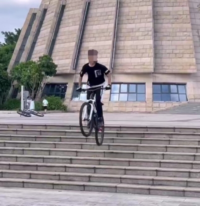 翘车头、悬空冲下阶梯……少年公园骑车“炫技”，太吓人！