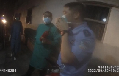 老人独居做饭时突发疾病，煤气泄漏现场浓烟滚滚…危急时刻，他们出现了