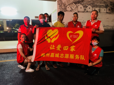 湖北籍小伙子坐车到梅城，却连续数天睡在公厕里！父亲连夜赶来…