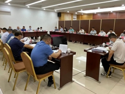 洪国华主持召开兴宁市政府党组（扩大）会议和市政府常务会议