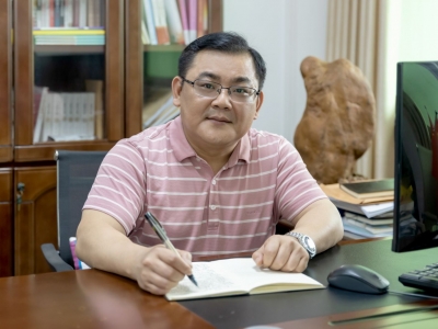 校长寄语丨梅州市曾宪梓中学林敏校长：脚踏实地 自律笃行  