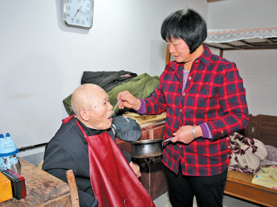 24小时照顾家中老人，与邻里和睦相处！这是第四届“梅州市文明家庭”李友香家庭