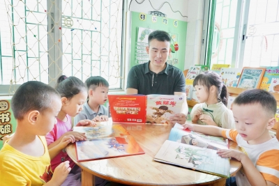 “故事大王”+“啦啦操大师”+“体育老师”！他是幼儿园里百变“超级奶爸”→