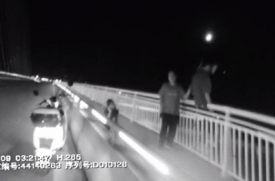 年轻男子深夜坐在栏杆上，双脚悬空欲轻生…民警及时出手救助！