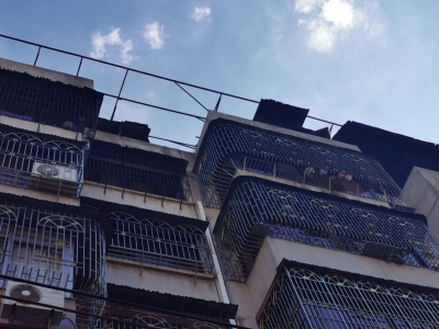 事事关心丨楼顶铁皮瓦“哐啷”作响，松动摇晃…附近住户心惊惊