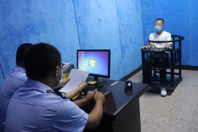 气人！消防车多次鸣笛示意避让，私家车却挡在前面悠哉慢行，还刹车减速！