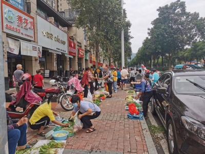 小区门口变身“肉菜市场”！这里的住户好苦恼…