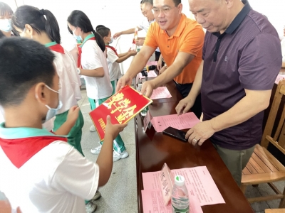 照片墙丨校友代表为我颁奖 