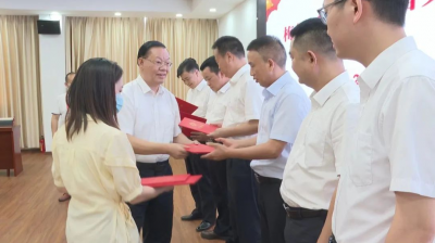 梅县区政协二届六次常委会会议召开