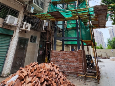 小区加装电梯被业主紧急叫停，电梯品牌与约定不符，经协商才达成一致