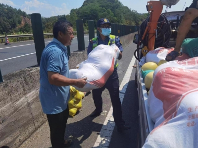 货车爆胎，梅州柚高速路上滚落一地！车主急冒汗...