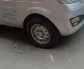 井盖松动异响，该由哪个部门管？兴宁这里的住户夜不能寐，急盼解决！