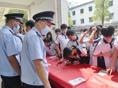 五华公安开展“反走私”进校园宣传活动