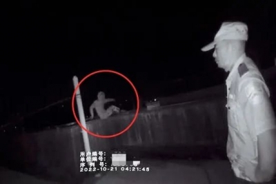 刻不容缓！梅县区分局民辅警巧妙配合，快速营救轻生男子