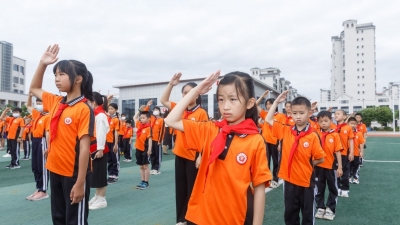 我们是共产主义接班人！ 110名少先队新队员集体入队啦