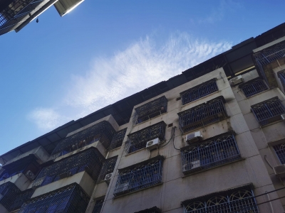 民生追踪丨破损铁皮瓦修复好了！群众送锦旗感谢社区人员