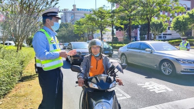 引导市民遵守交通规则，市交警部门在梅城开展交通安全文明出行引导活动