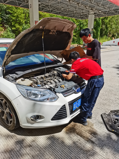 旅客轿车发动机“上火”，加油员变身“维修工”！