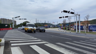 ​梅城两个路口增设红绿灯，保障车辆和行人通行安全